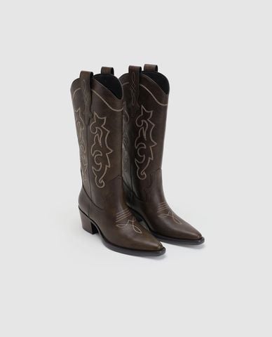  URBAN REVIVO - Boots đế vừa nữ thêu họa tiết 