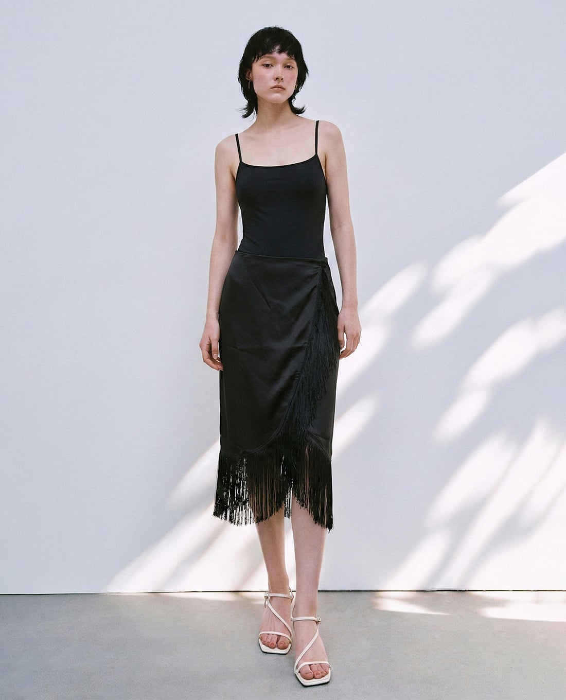 URBAN REVIVO - Đầm hai dây midi phối tua rua