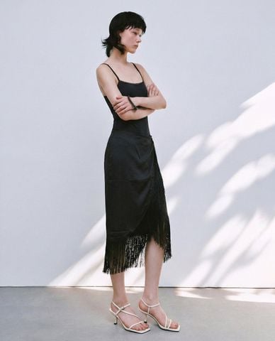  URBAN REVIVO - Đầm hai dây midi phối tua rua 