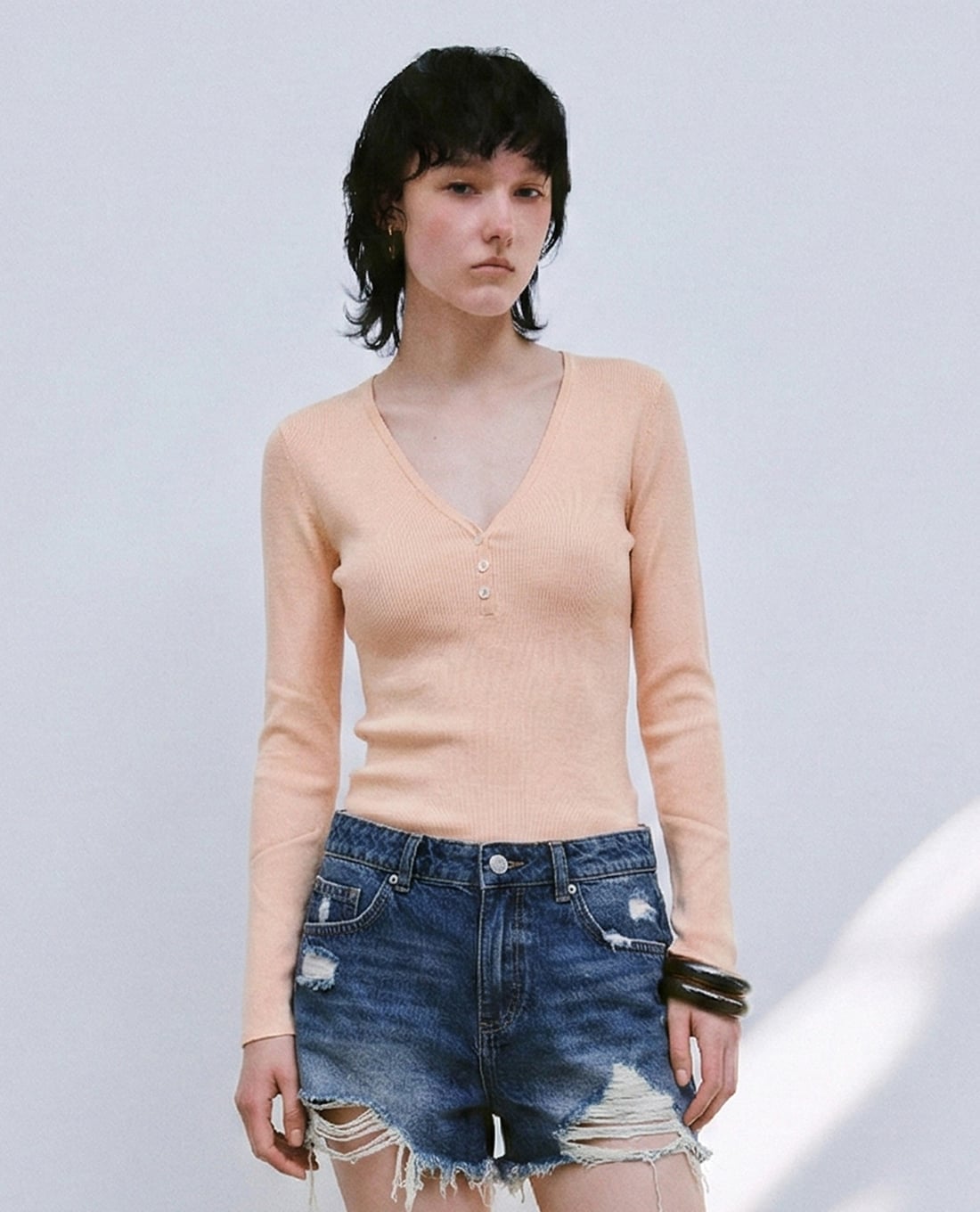 URBAN REVIVO - Áo dệt kim nữ cổ V tay dài phom ôm