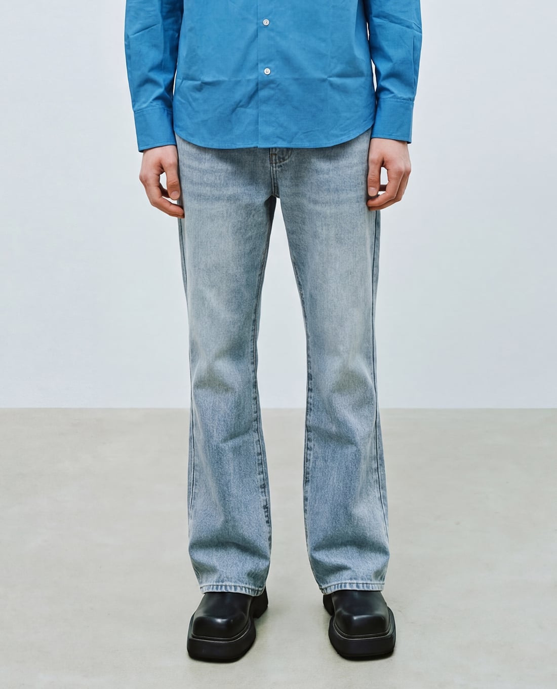 URBAN REVIVO - Quần jeans nam ống loe wash bạc