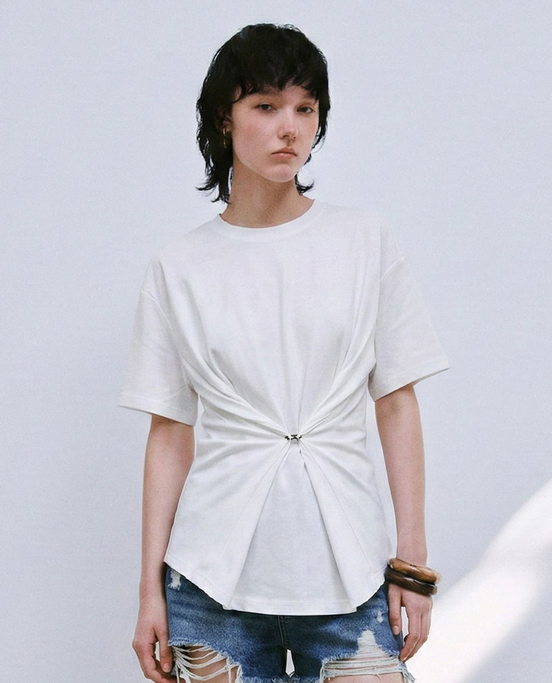 URBAN REVIVO - Áo kiểu nữ cổ tròn tay ngắn xoắn eo