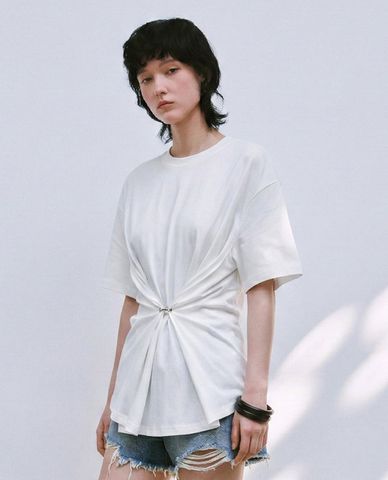  URBAN REVIVO - Áo kiểu nữ cổ tròn tay ngắn xoắn eo 