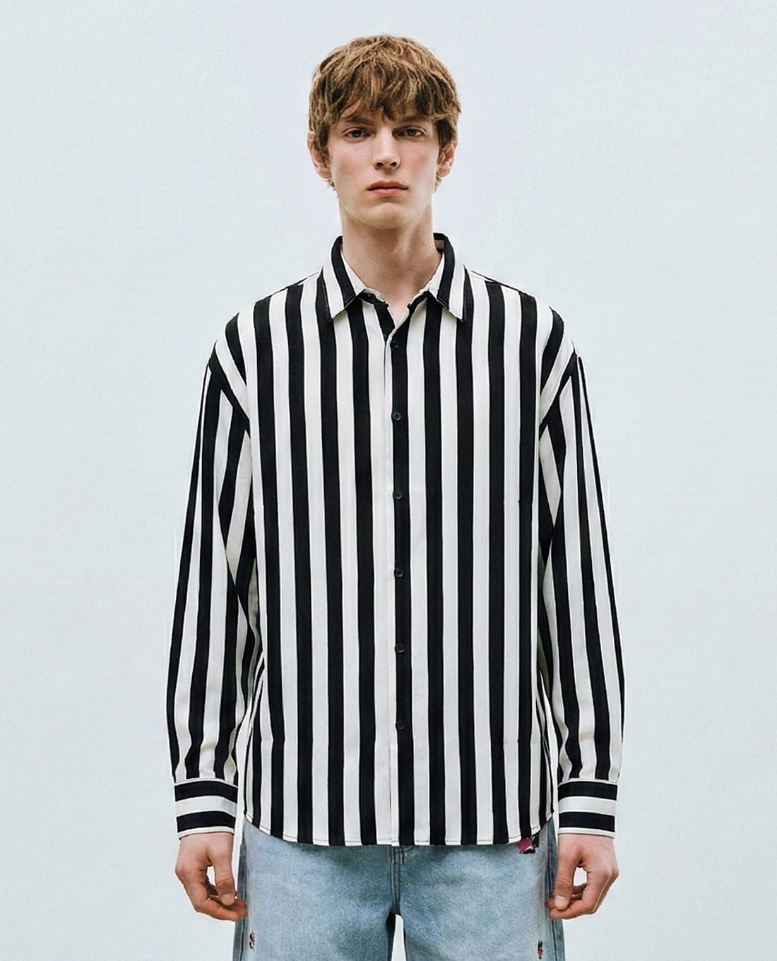 URBAN REVIVO - Áo sơ mi nam cổ bẻ tay dài kẻ sọc
