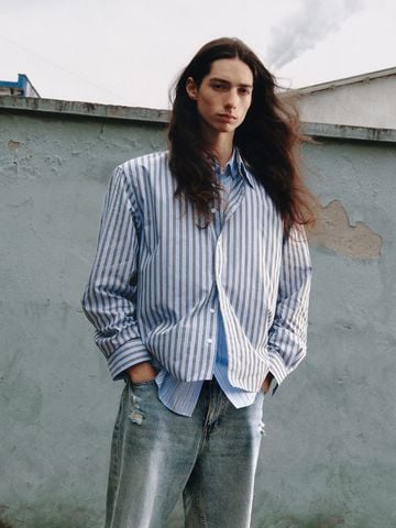  URBAN REVIVO -  Áo sơ mi nam cổ bẻ tay dài hai lớp kẻ sọc 