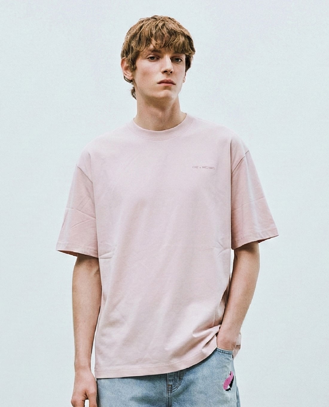 URBAN REVIVO - Áo thun nam cổ tròn tay ngắn in chữ