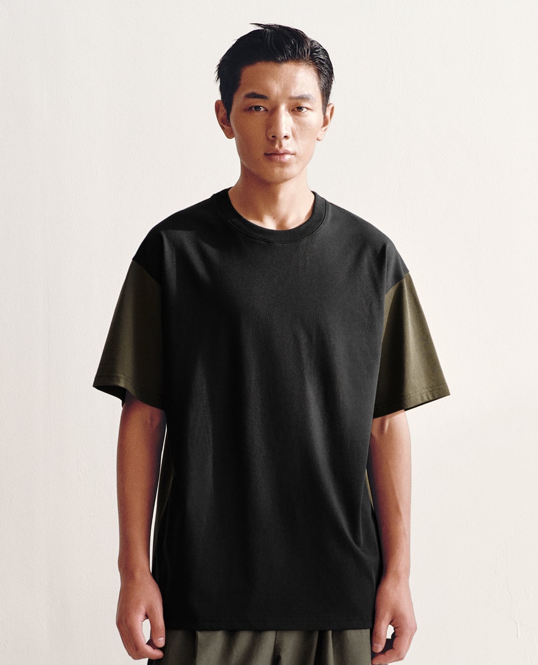 URBAN REVIVO - Áo thun nam cổ tròn tay ngắn phối màu