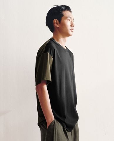  URBAN REVIVO - Áo thun nam cổ tròn tay ngắn phối màu 