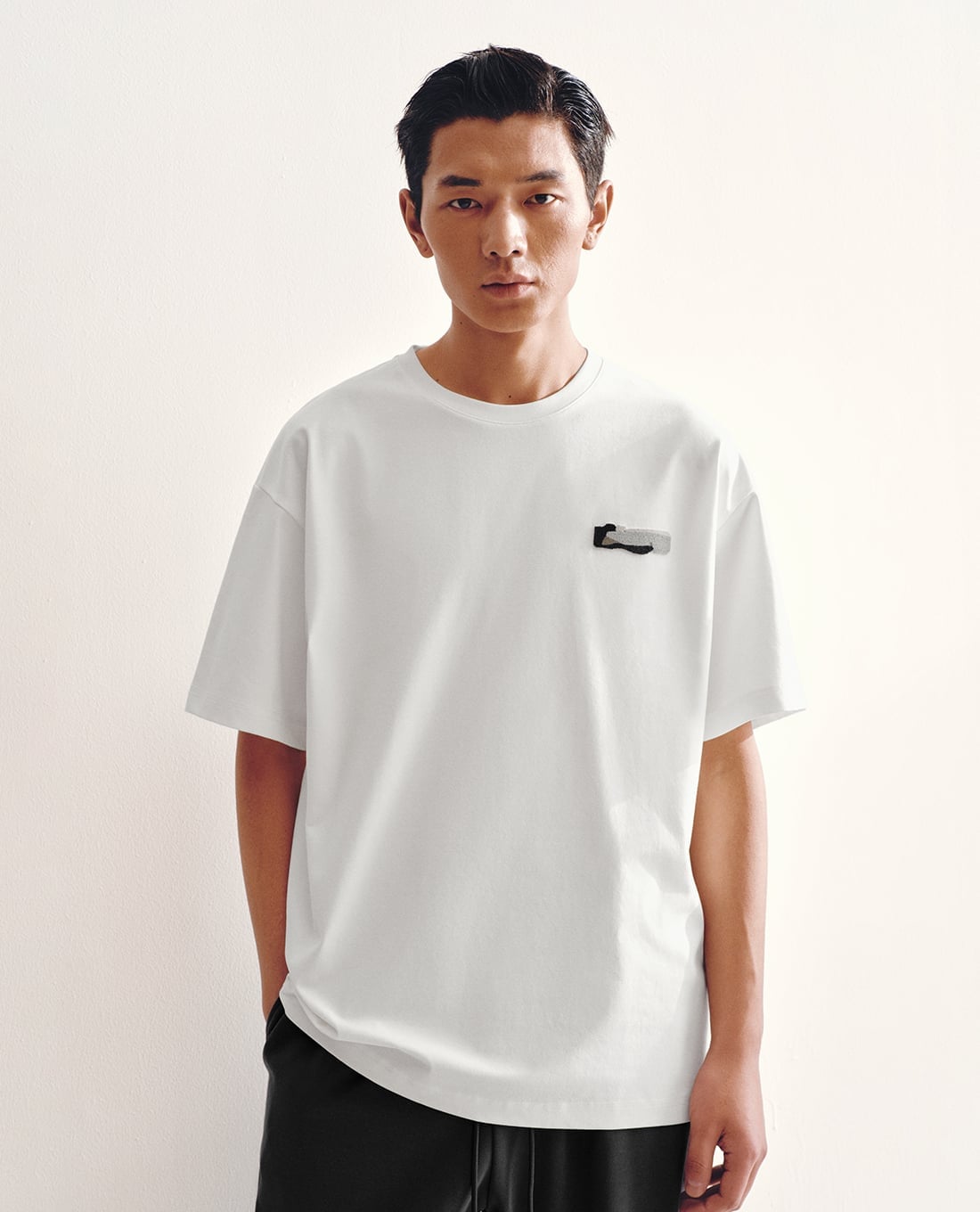 URBAN REVIVO - Áo thun nam cổ tròn tay ngắn phối họa tiết