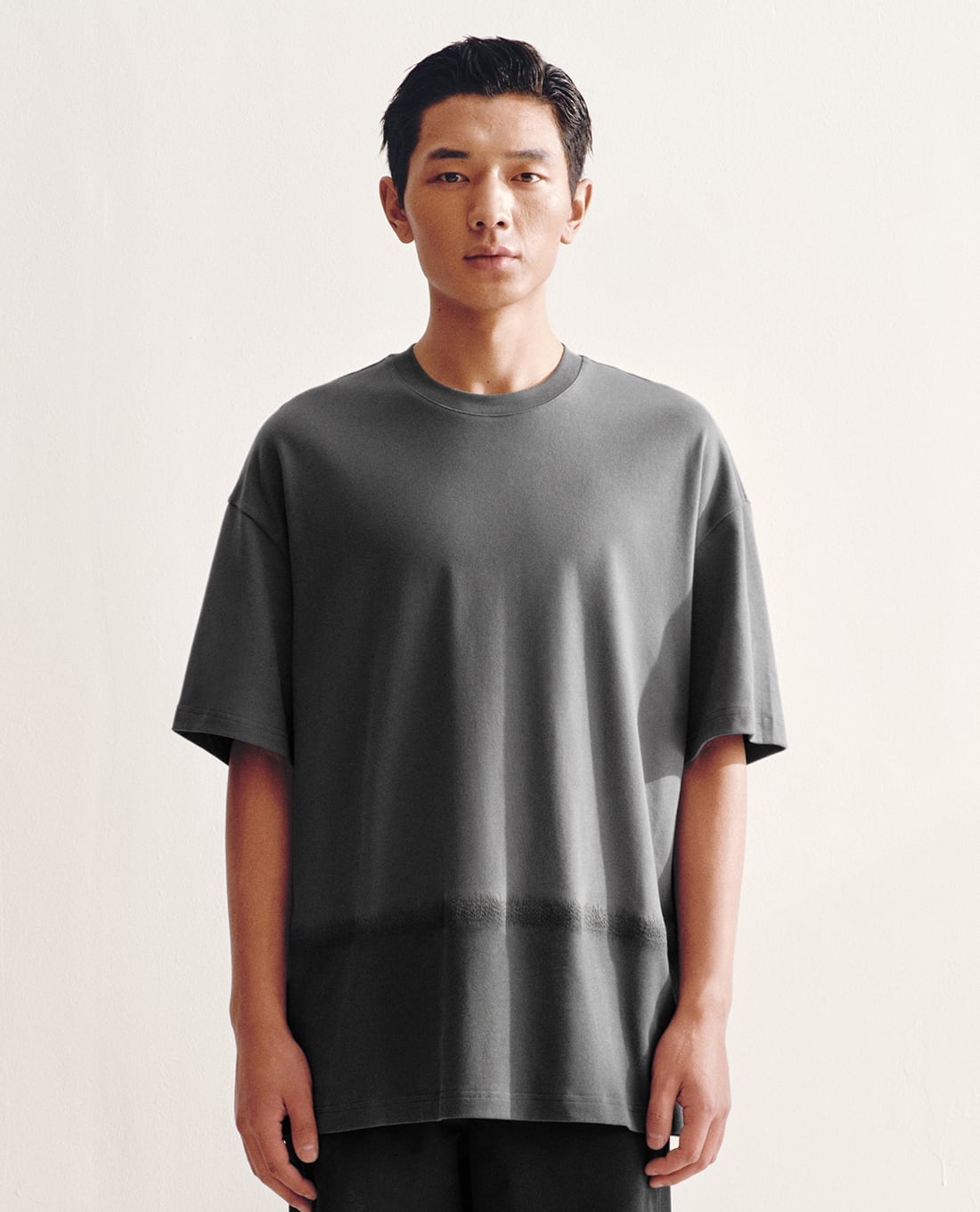 URBAN REVIVO - Áo thun nam cổ tròn tay ngắn loang màu