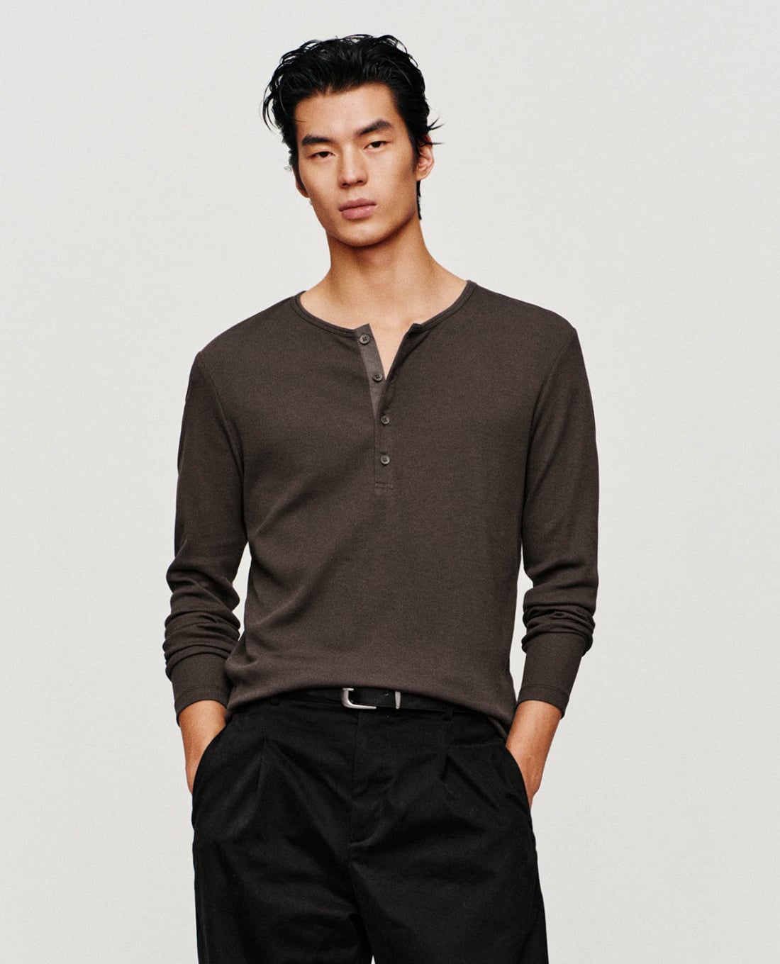 URBAN REVIVO - Áo thun nam cổ henley tay dài