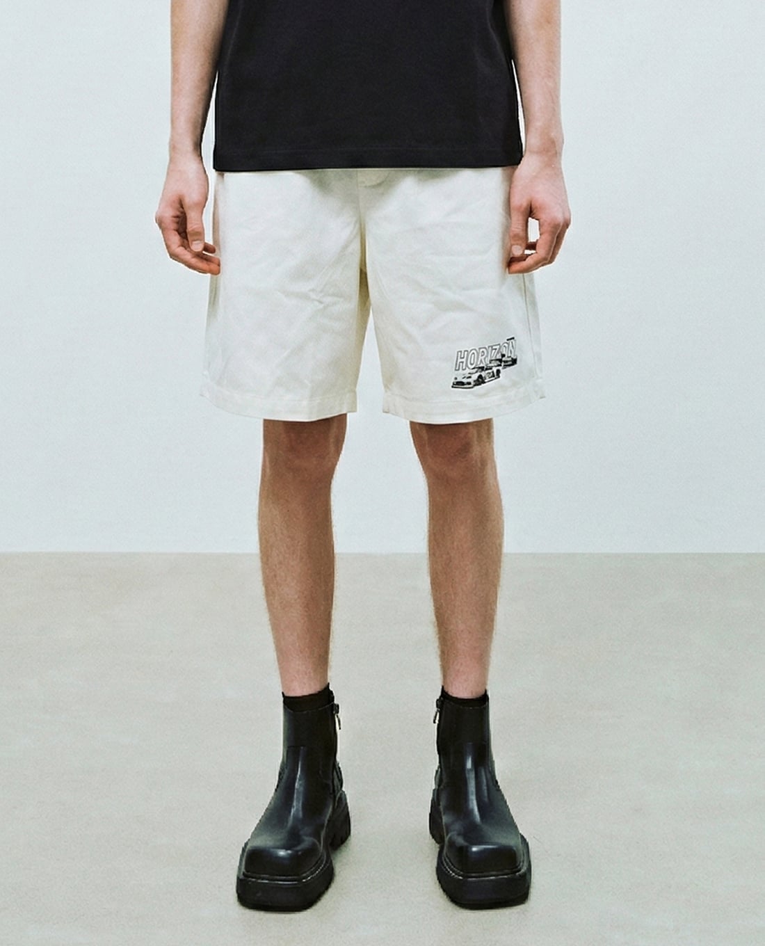 URBAN REVIVO - Quần short nam ống rộng in họa tiết