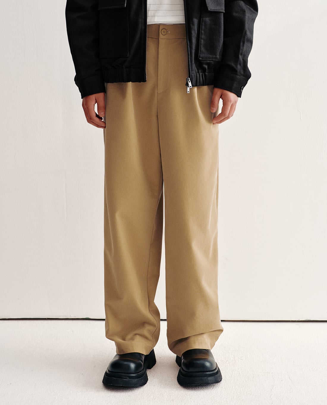 URBAN REVIVO - Quần nam ống rộng lưng thun hiện đại