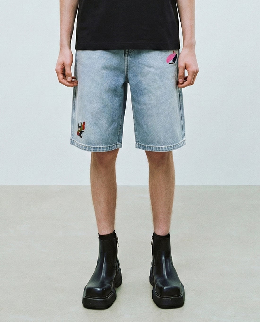 URBAN REVIVO - Quần short jeans nam ống rộng phối họa tiết