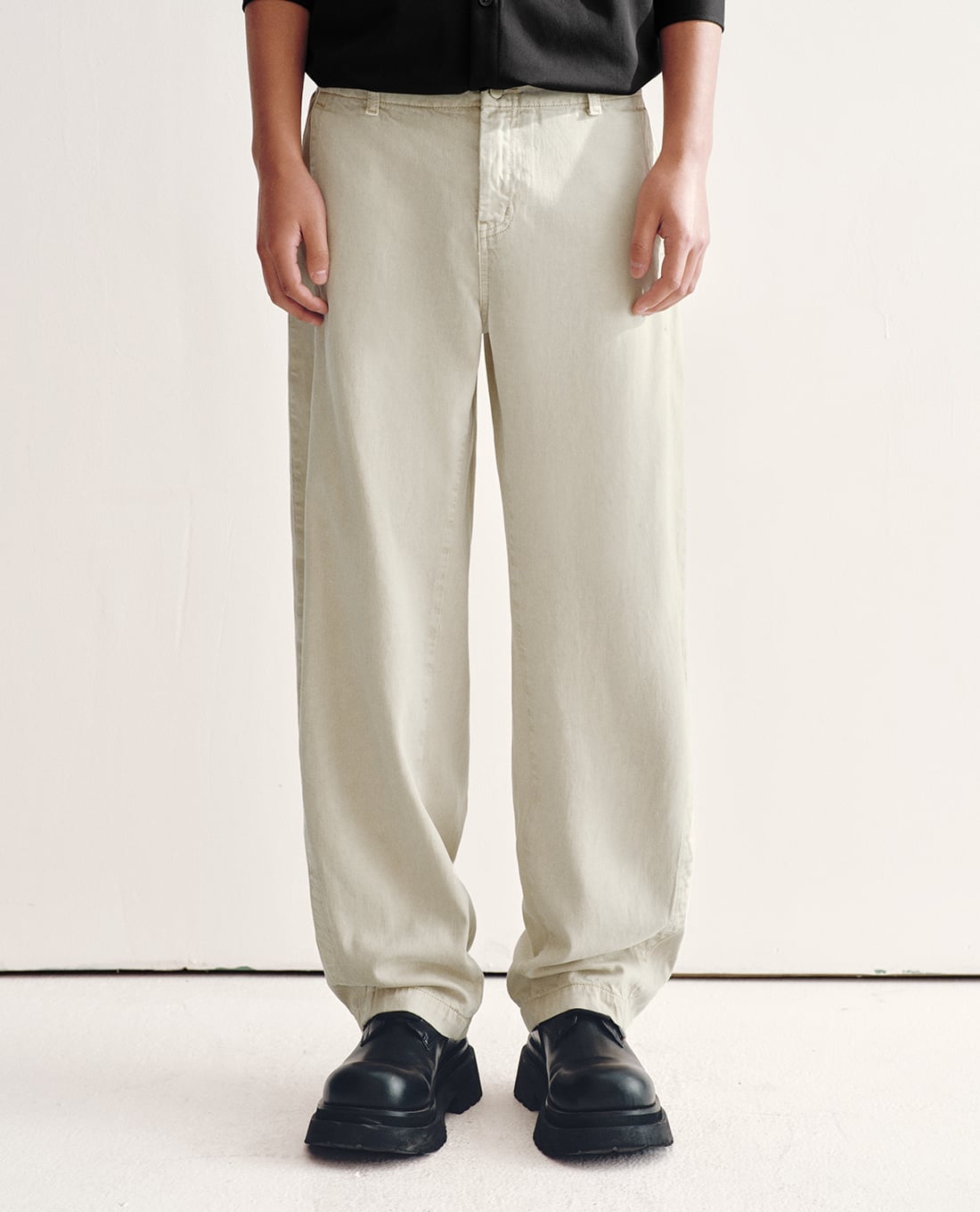 URBAN REVIVO - Quần jeans nam ống rộng thanh lịch