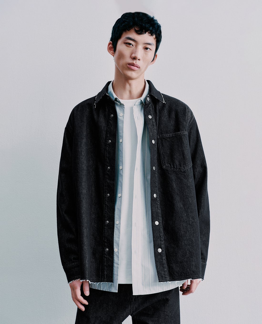 URBAN REVIVO - Áo khoác denim nam tay dài wash đậm