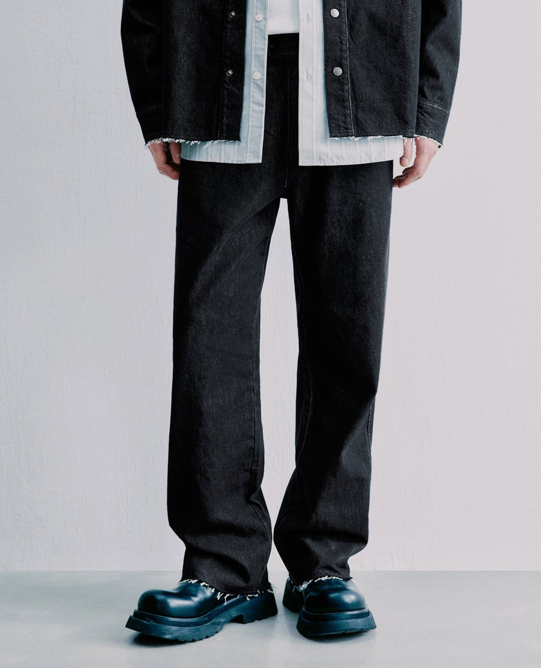 URBAN REVIVO - Quần jeans nam ống rộng thời trang