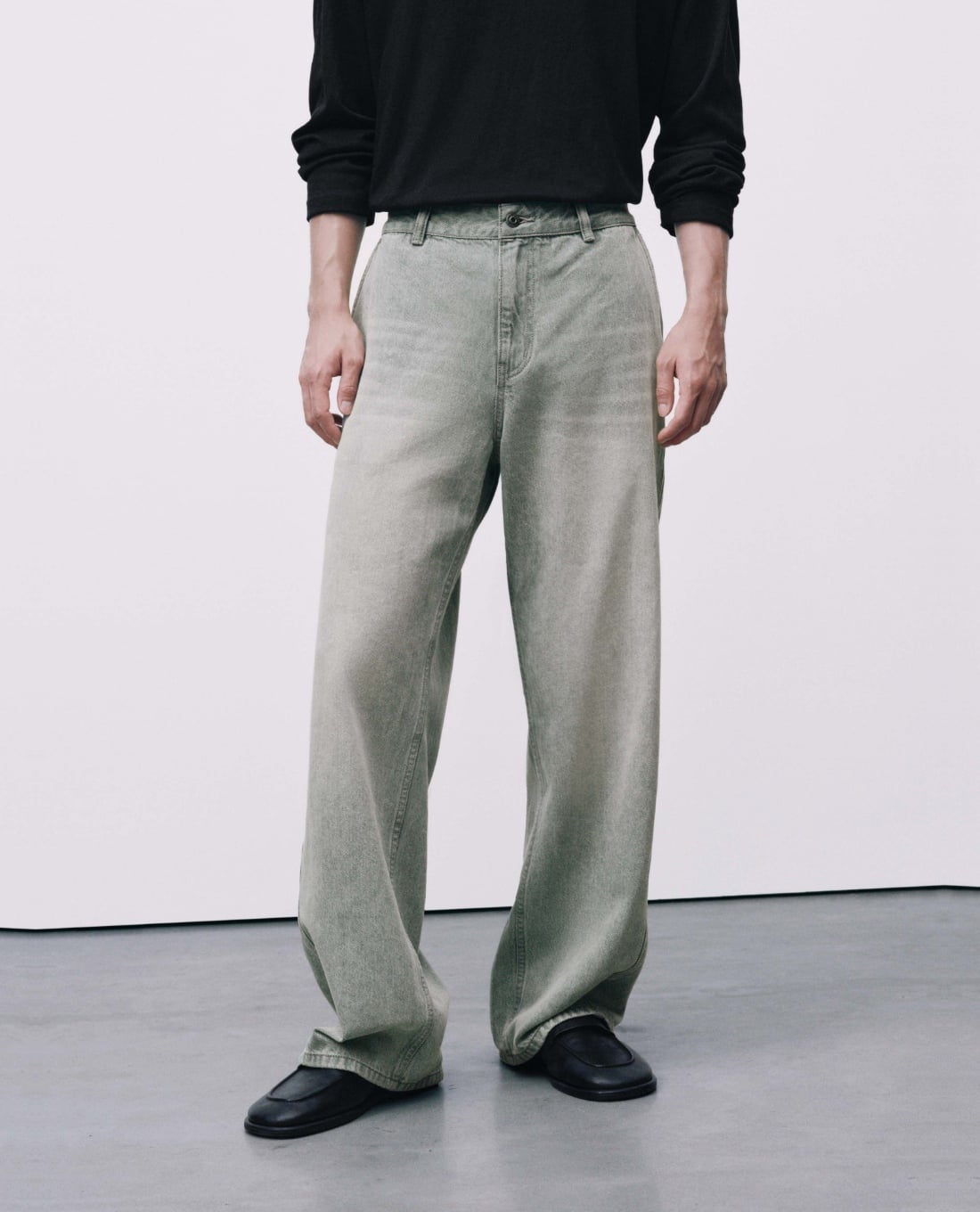 URBAN REVIVO - Quần jeans nam ống rộng wash bạc