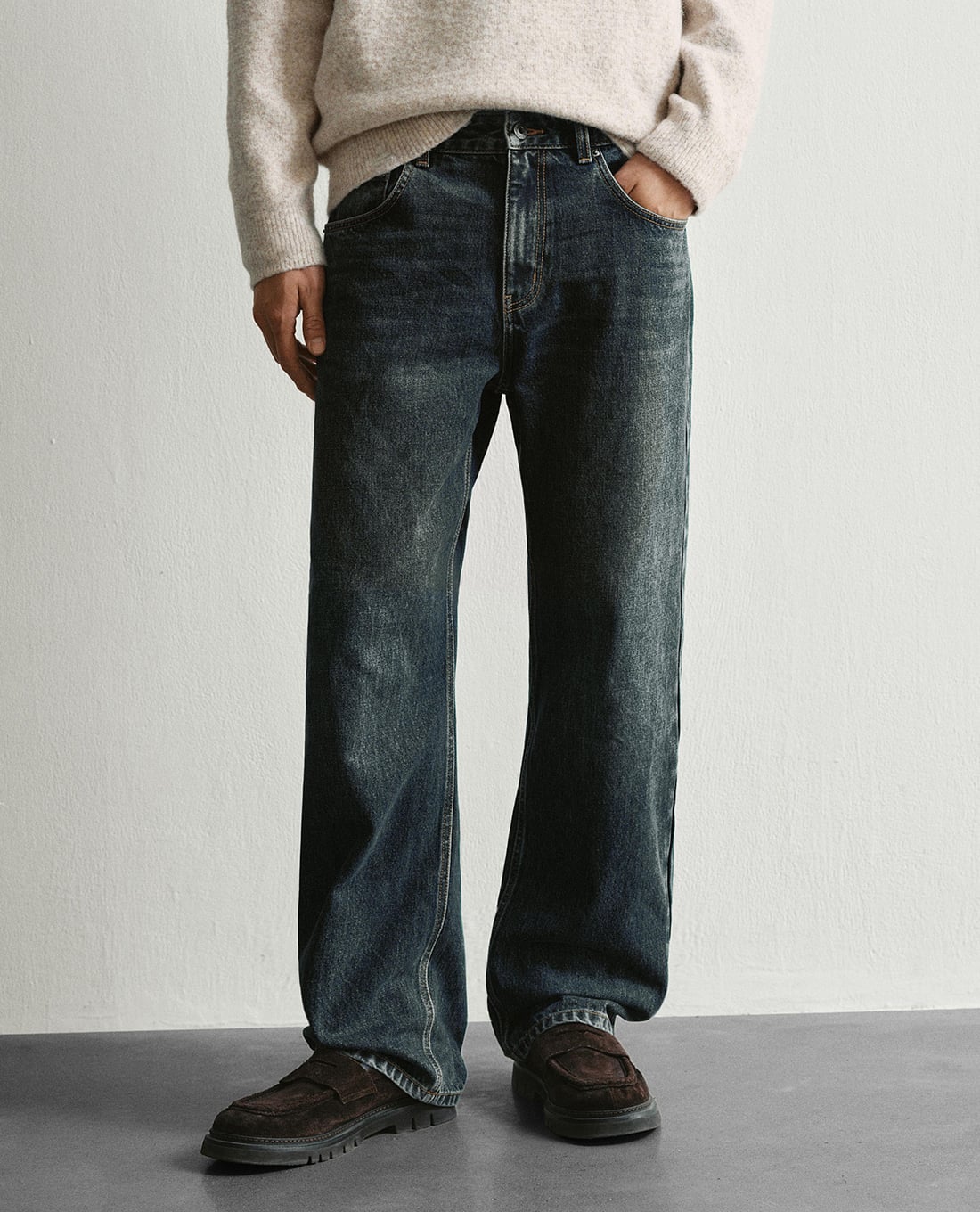 URBAN REVIVO - Quần jeans nam ống rộng wash bạc