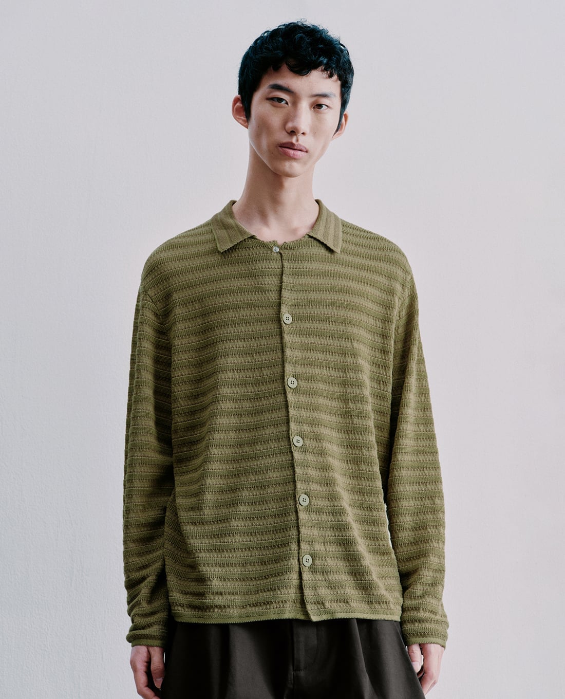 URBAN REVIVO - Áo dệt kim nam cổ bẻ tay dài hiện đại