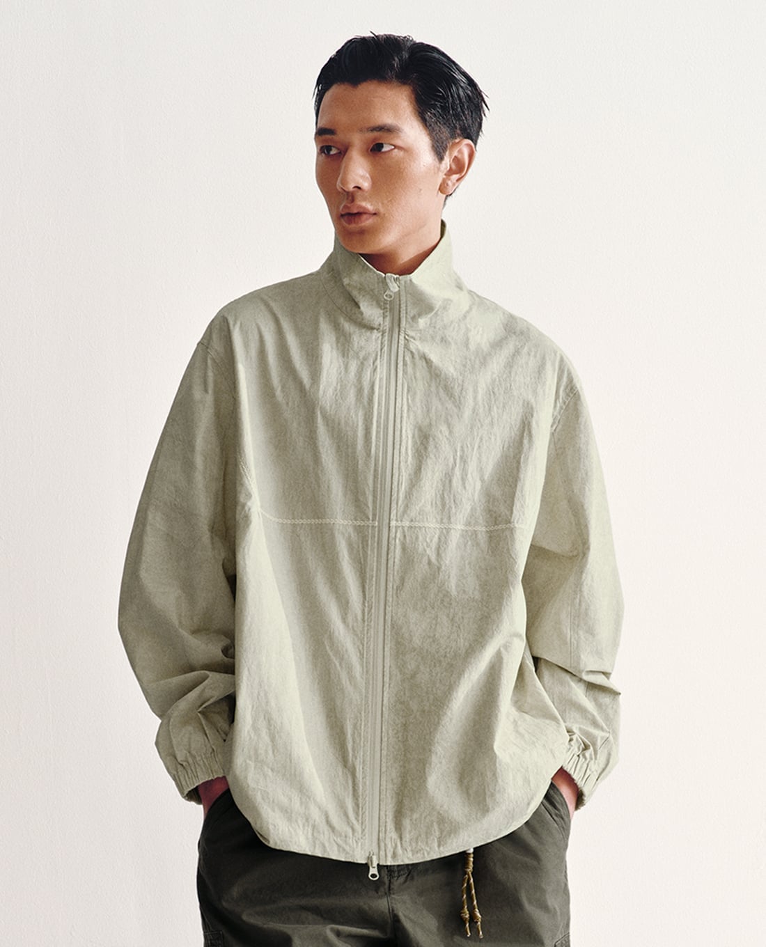URBAN REVIVO - Áo khoác gió nam cổ cao khóa kéo