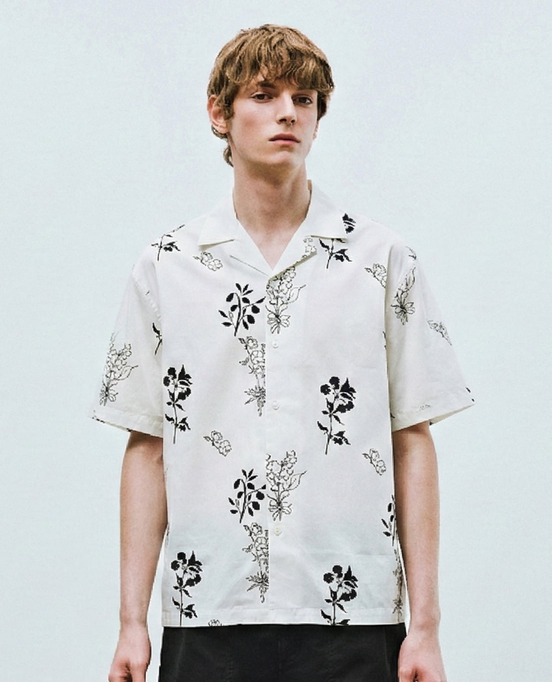 URBAN REVIVO - Áo sơ mi nam cổ bẻ tay ngắn phối họa tiết