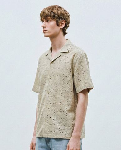  URBAN REVIVO - Áo sơ mi nam cổ bẻ tay ngắn họa tiết đục lỗ 