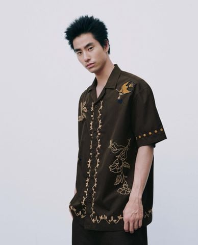  URBAN REVIVO - Áo sơ mi nam cổ bẻ tay ngắn thêu họa tiết 