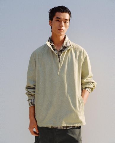  URBAN REVIVO - Áo thun nam cổ cao tay dài phối khóa kéo 
