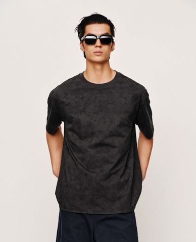 URBAN REVIVO - Áo thun nam cổ tròn tay ngắn in họa tiết 