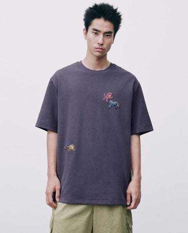  URBAN REVIVO - Áo thun nam cổ tròn tay ngắn đính patch 