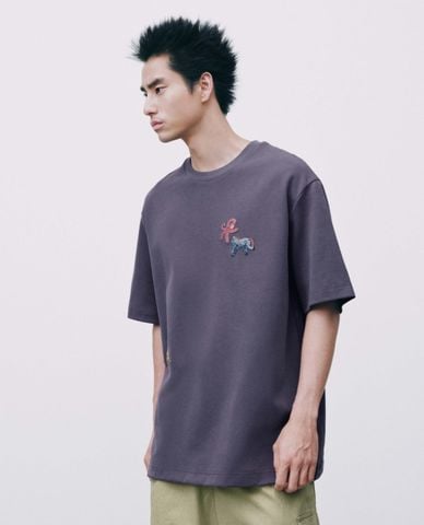  URBAN REVIVO - Áo thun nam cổ tròn tay ngắn đính patch 