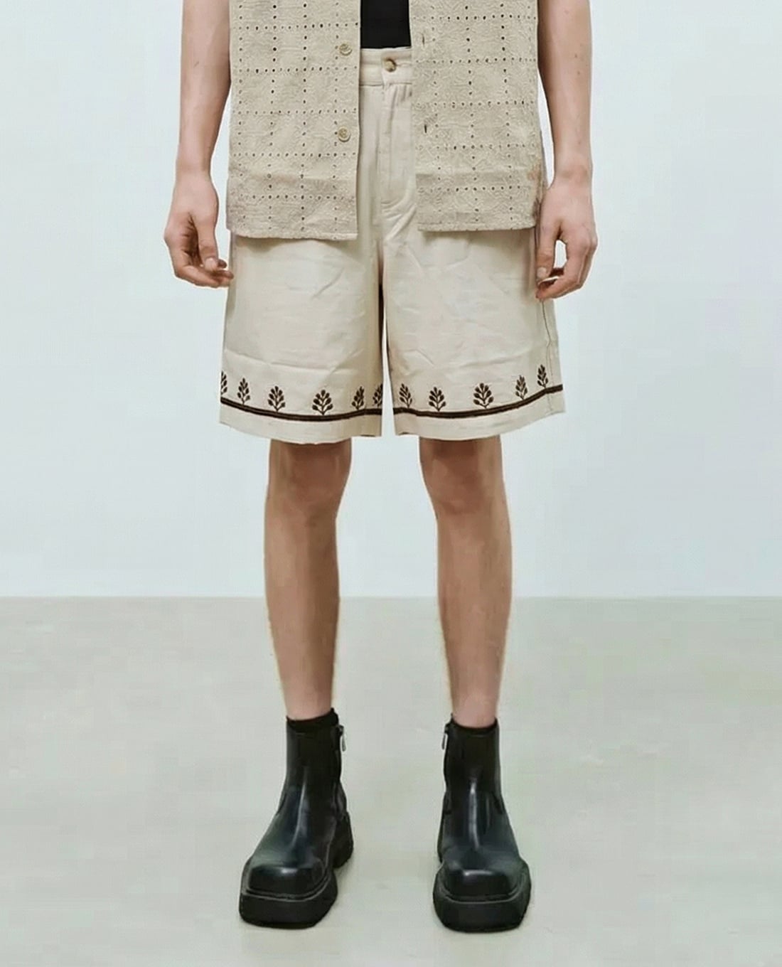 URBAN REVIVO - Quần short nam ống rộng họa tiết viền gấu