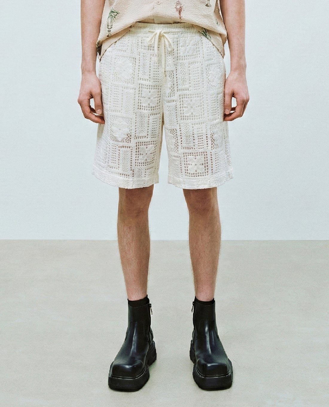 URBAN REVIVO - Quần short nam ống rộng xuyên thấu