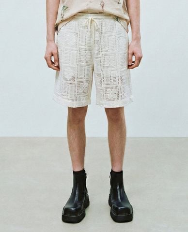  URBAN REVIVO - Quần short nam ống rộng xuyên thấu 