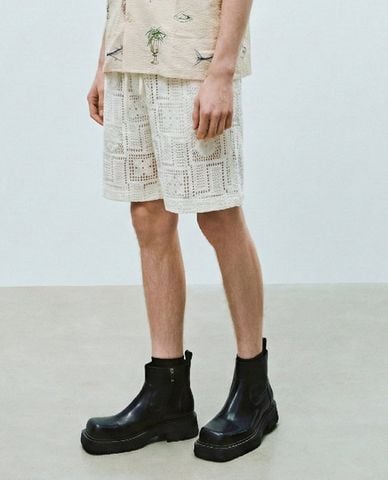  URBAN REVIVO - Quần short nam ống rộng xuyên thấu 