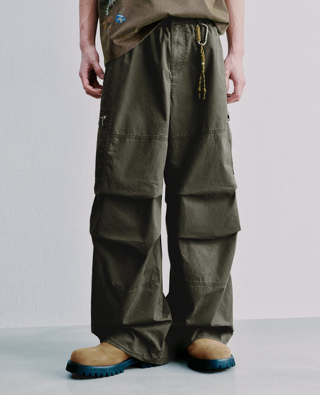 URBAN REVIVO - Quần nam ống rộng phối túi hộp