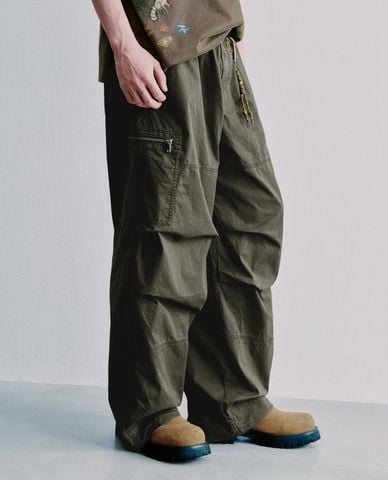  URBAN REVIVO - Quần nam ống rộng phối túi hộp 