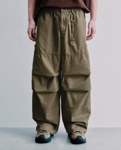  URBAN REVIVO - Quần nam ống rộng xếp nếp phối charm 