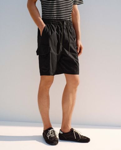  URBAN REVIVO - Quần short nam ngang gối phối túi hộp 