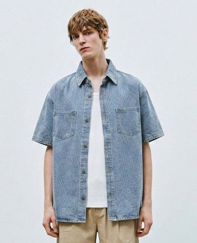  URBAN REVIVO - Áo sơ mi denim nam tay ngắn phối túi 