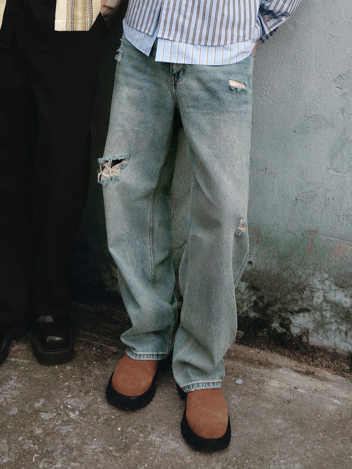 URBAN REVIVO - Quần jeans nam ống rộng wash bạc