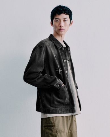  URBAN REVIVO - Áo khoác denim nam tay dài phối hoa văn 