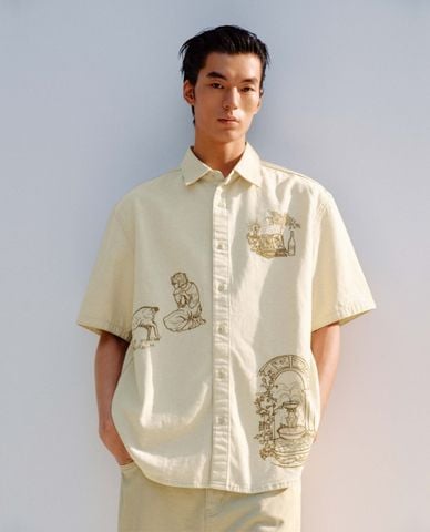  URBAN REVIVO - Áo sơ mi denim nam cổ bẻ tay ngắn 