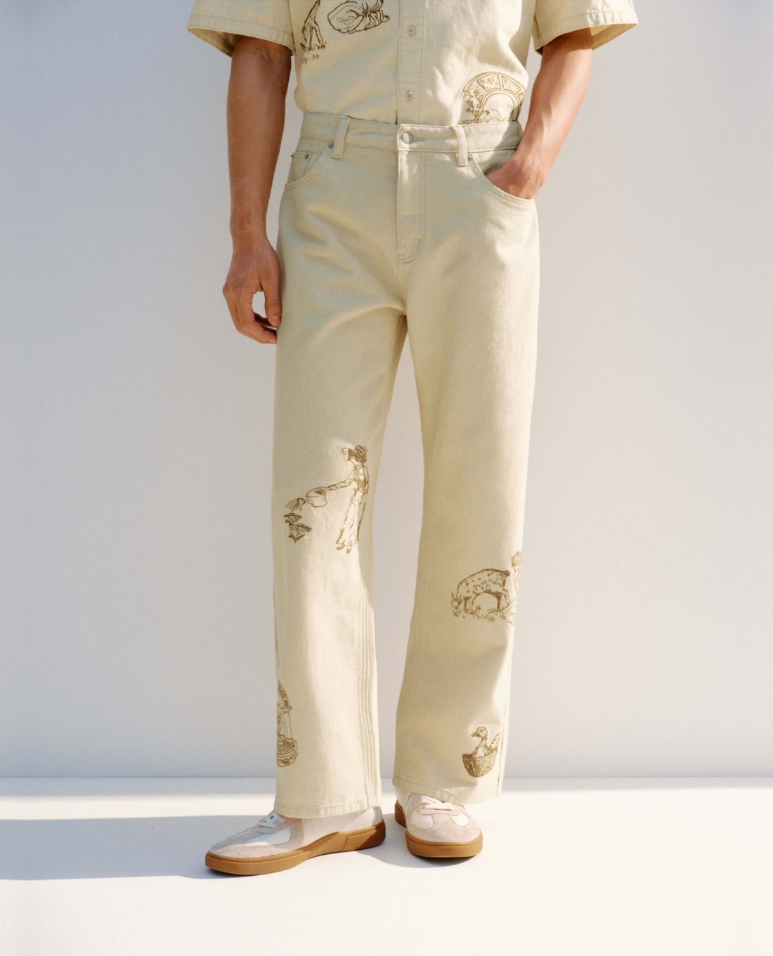 URBAN REVIVO - Quần jeans nam ống rộng họa tiết nghệ thuật