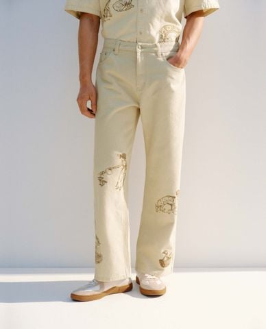  URBAN REVIVO - Quần jeans nam ống rộng họa tiết nghệ thuật 