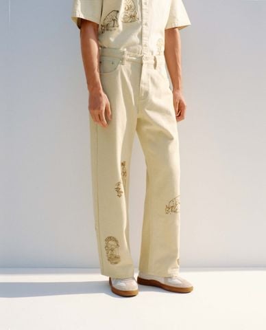  URBAN REVIVO - Quần jeans nam ống rộng họa tiết nghệ thuật 