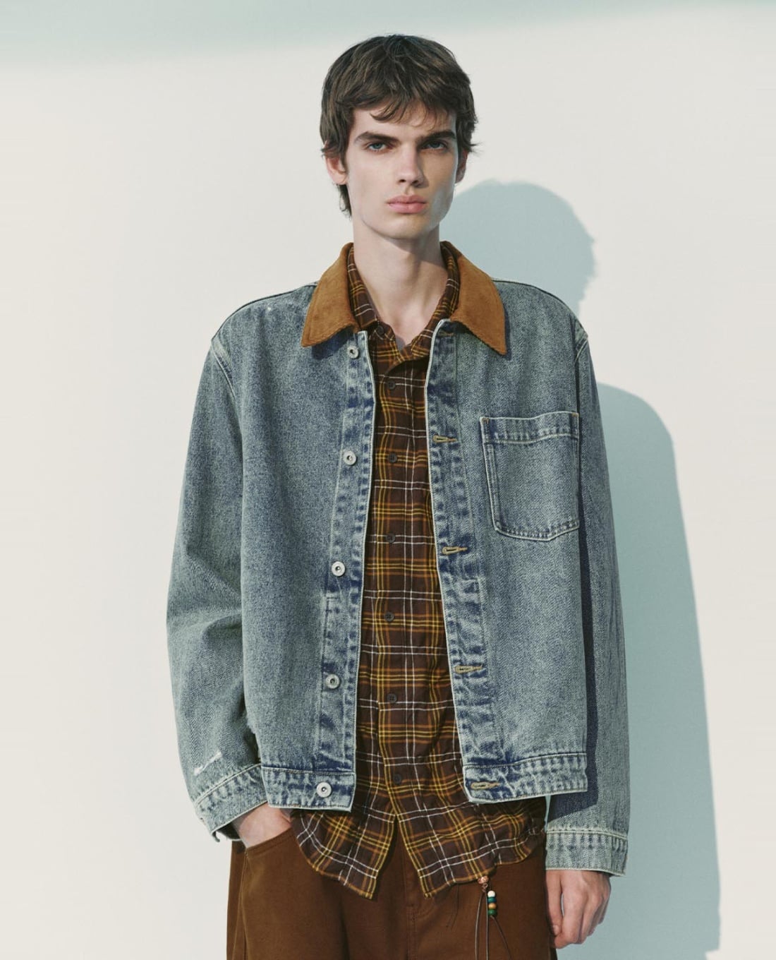 URBAN REVIVO - Áo khoác denim nam tay dài phối túi