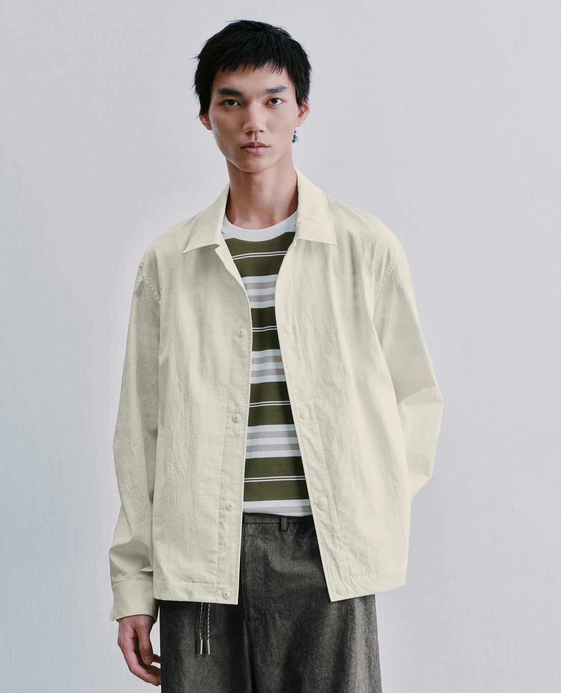 URBAN REVIVO - Áo khoác sơ mi nam cổ bẻ tay dài cá tính