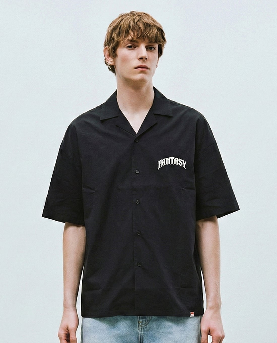 URBAN REVIVO - Áo sơ mi nam cổ bẻ tay ngắn in chữ